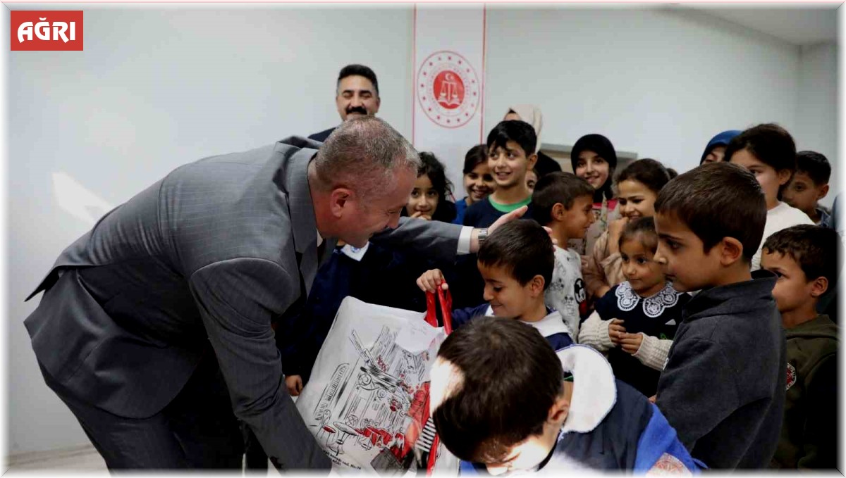 Ağrı'da ihtiyaç sahibi öğrencilere kışlık giysi desteği