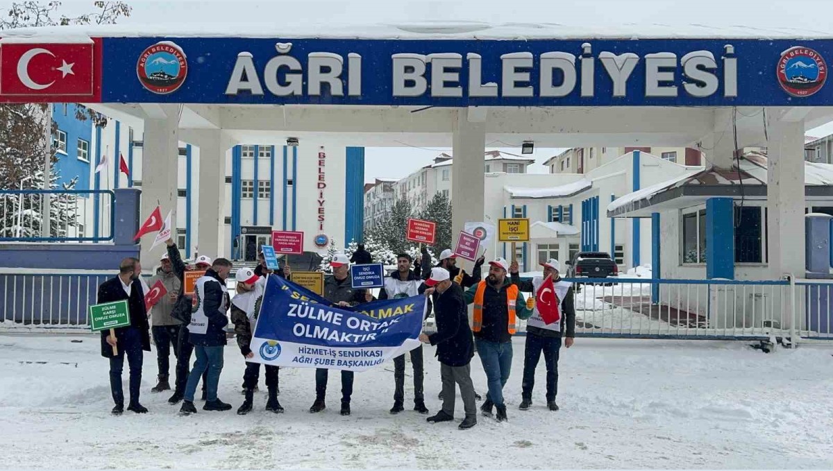 Ağrı'da işten çıkarılan işçilerden belediye önünde eylem