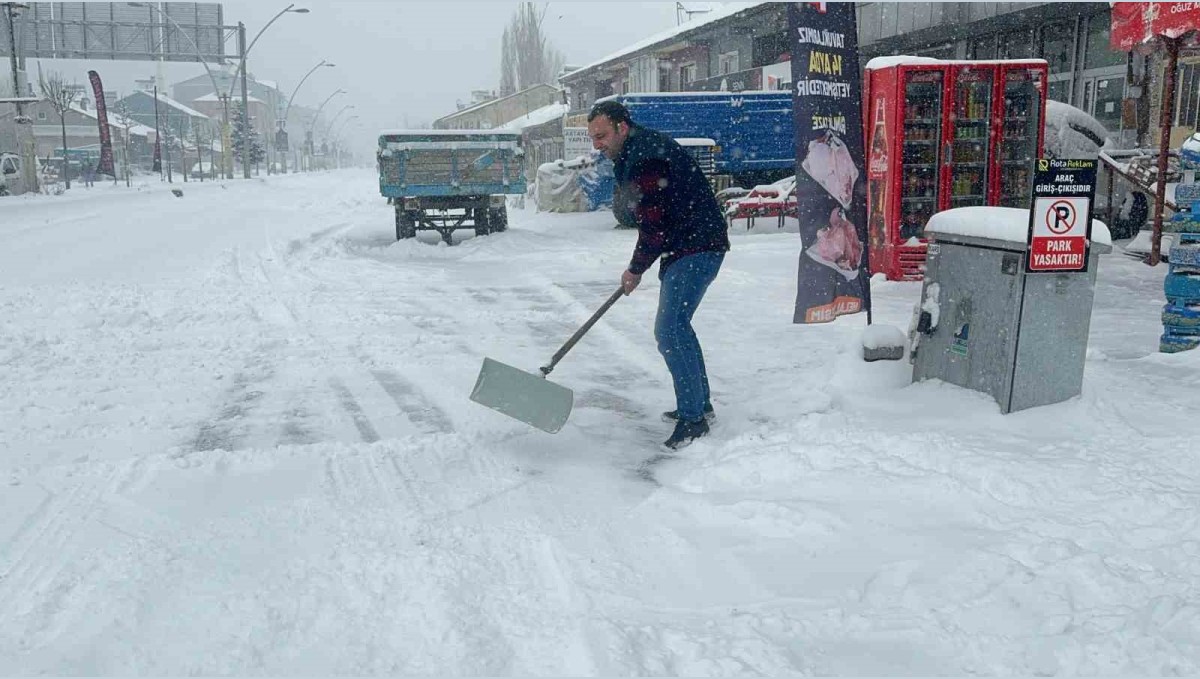 Ağrı'da kar yağışı etkili olmaya devam ediyor