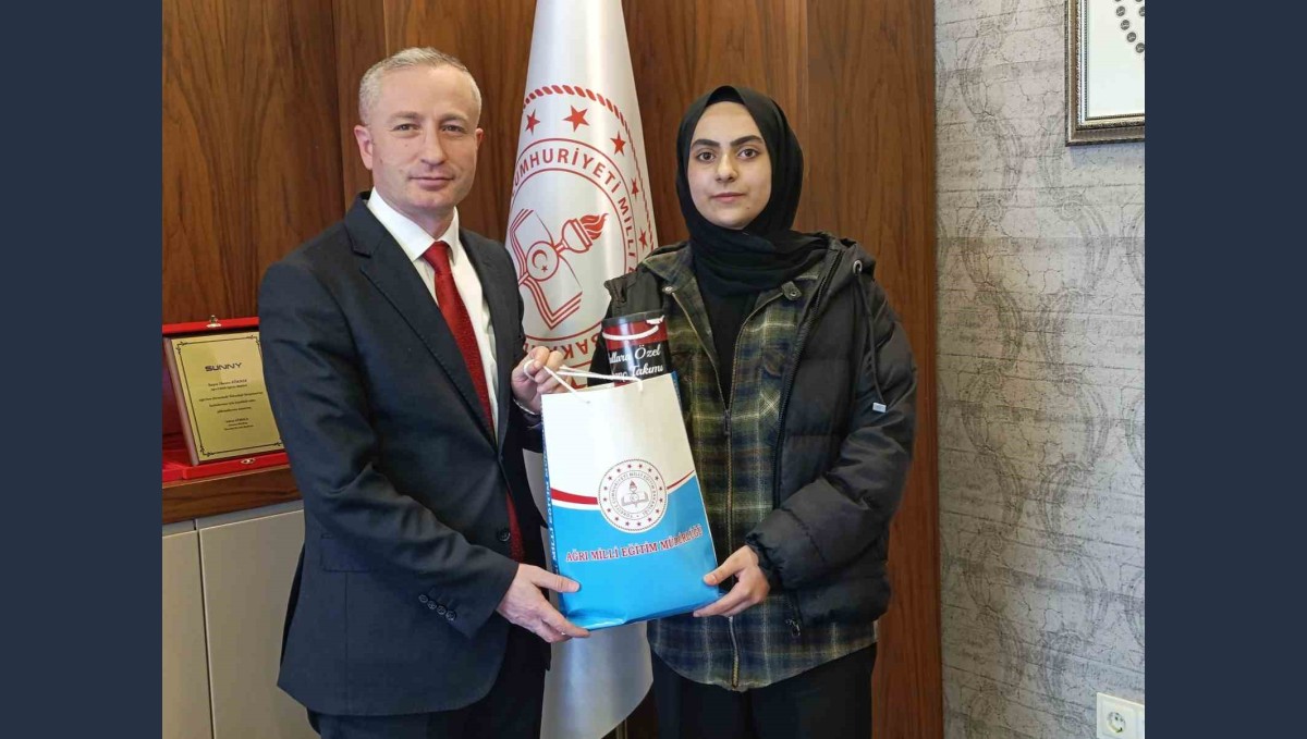 Ağrı'da öğrenci Zeynep Erçek, 'Okulum Beni Bekler' projesi ile eğitime döndü, takdir belgesi aldı