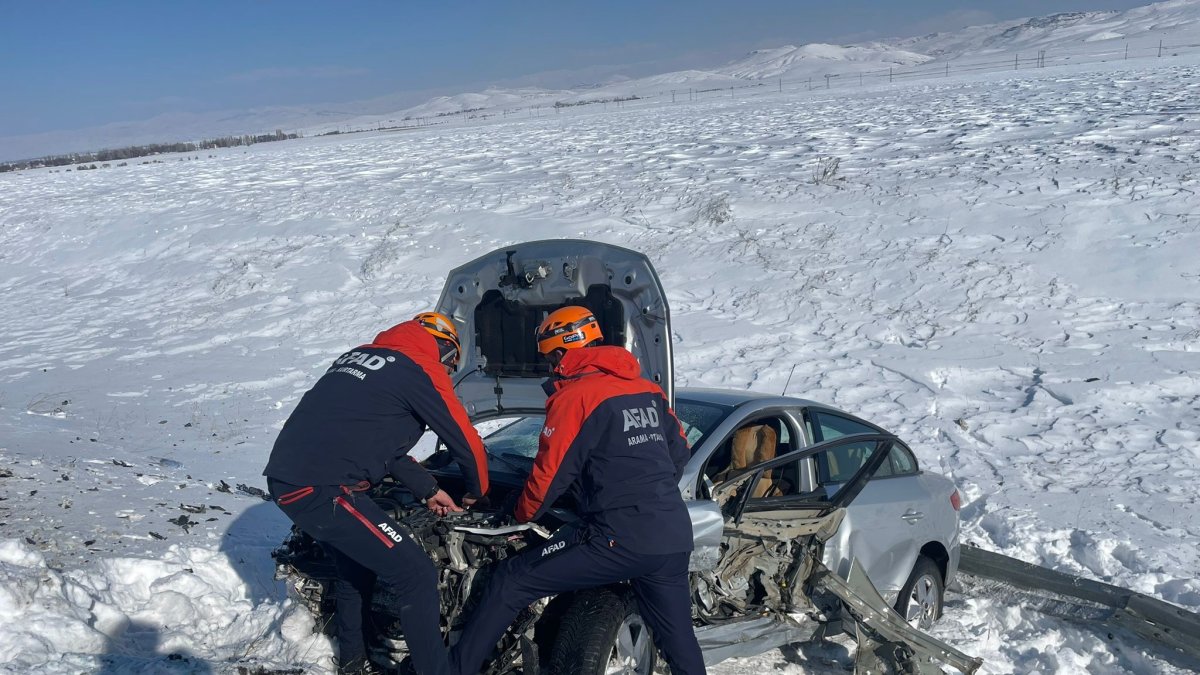 Ağrı'da şarampole yuvarlanan araçtaki 2 kişi AFAD tarafından kurtarıldı