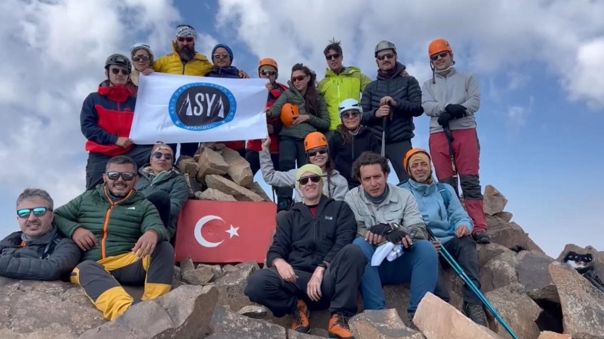 Ağrı'da Süphan Dağı zirve tırmanışı ile 15 Temmuz kutlandı