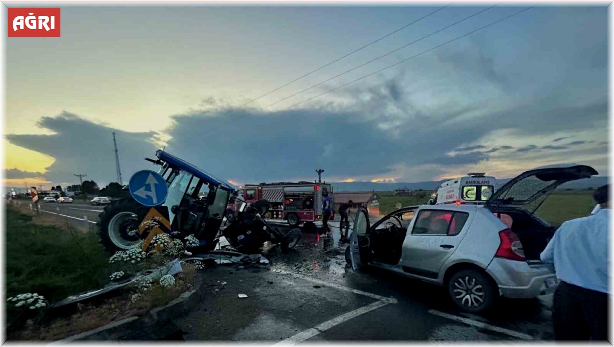 Ağrı'da traktör otomobille çarpıştı: 4 yaralı