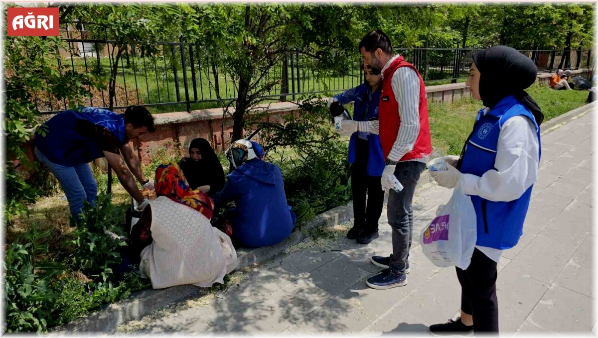 Ağrı'da YKS adaylarına kahvaltı ikramı ve kalem toplama kampanyası