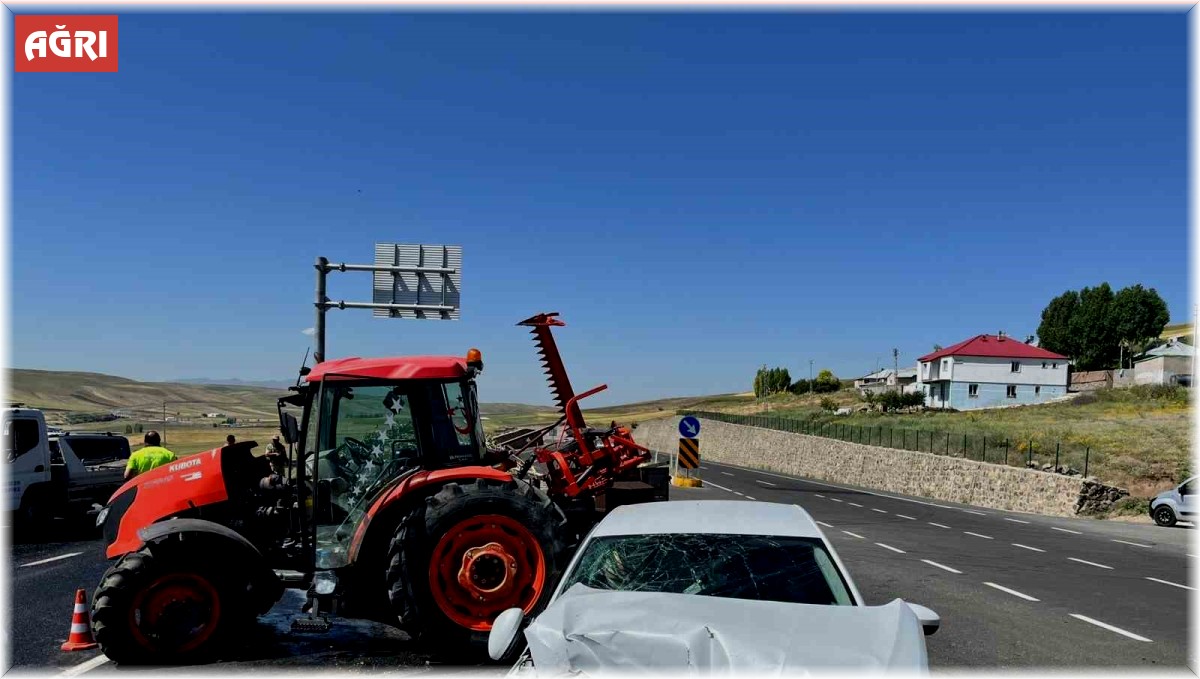 Ağrı'da yola atlayan traktör kazaya neden oldu