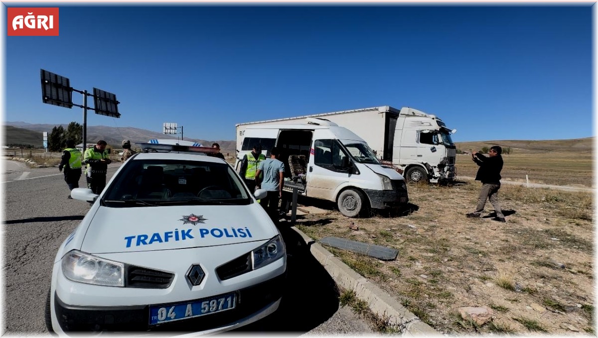 Ağrı'da yola kontrolsüz çıkan minibüs tırla çapıştı: 1'ağır, 3 yaralı