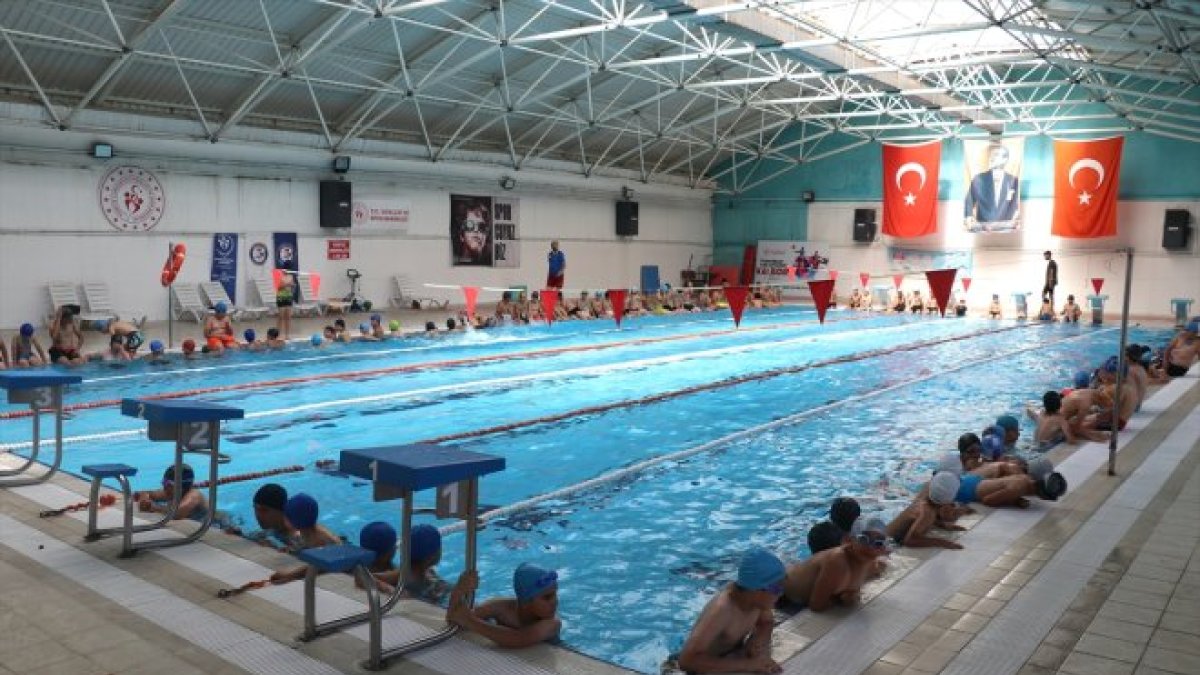 Ağrı'da yüzme bilmeyen çocuklar spora kazandırılıp boğulma riskine karşı eğitiliyor