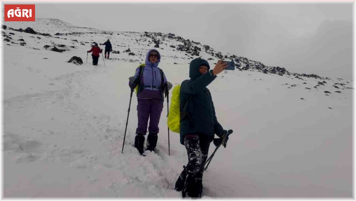 Ağrı Dağı kadın dağcılara geçit vermedi