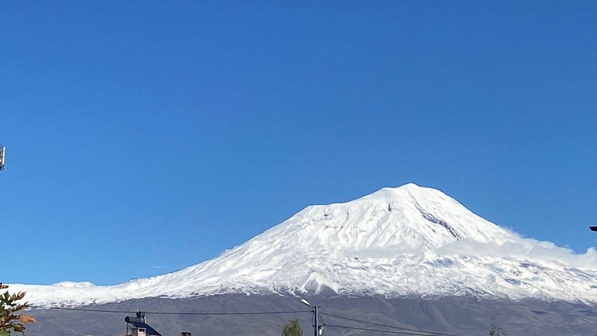 Ağrı Dağı karla kaplandı