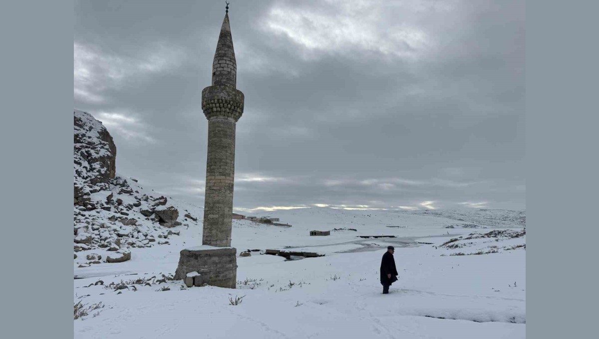 Ağrı'daki cami minaresi Yazıcı Barajı'nın simgesi oldu