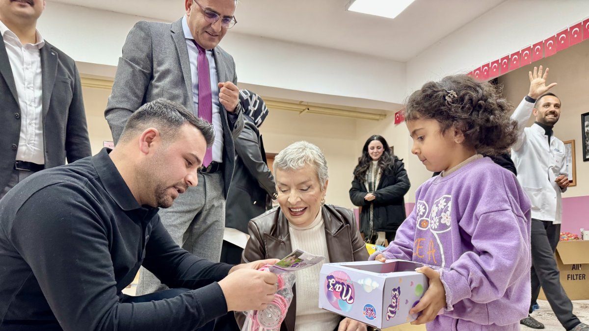 Ağrı'daki çocuklar 'Mutluluk Harekatı' ile hayallerindeki oyuncaklara kavuştu