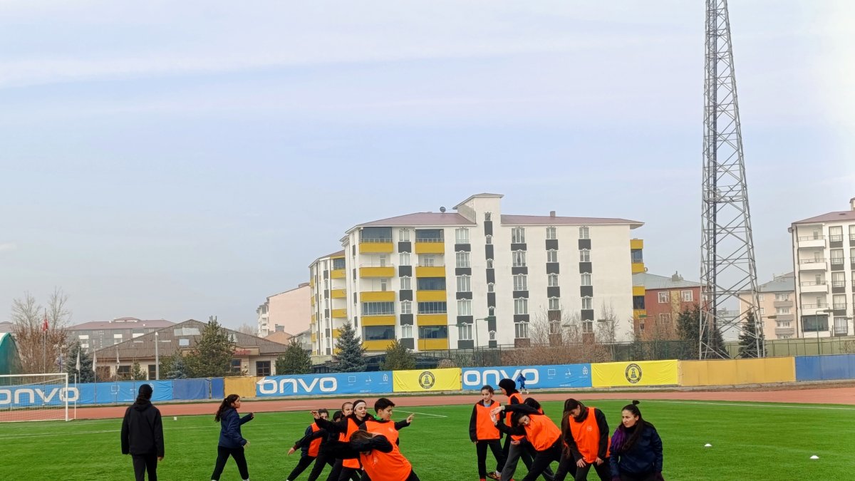 Ağrı'nın kadın futbolcuları dondurucu soğuklara meydan okuyor