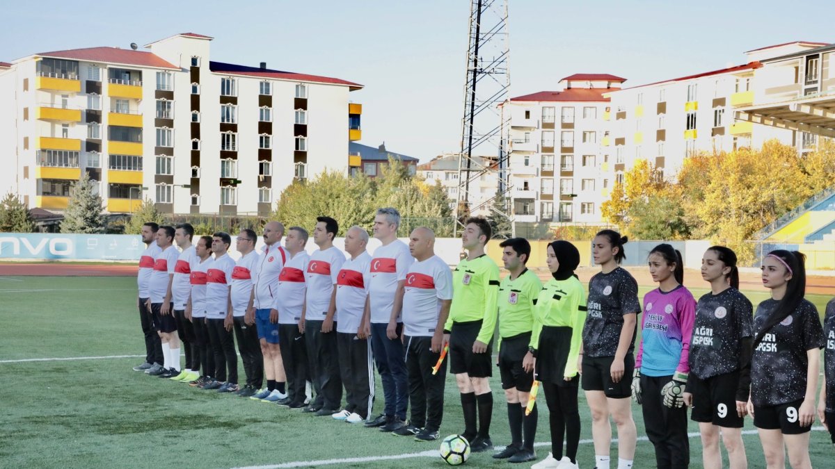 Ağrı'nın tek kadın futbol takımı, 'kız çocukları' için yeşil sahada ter döktü