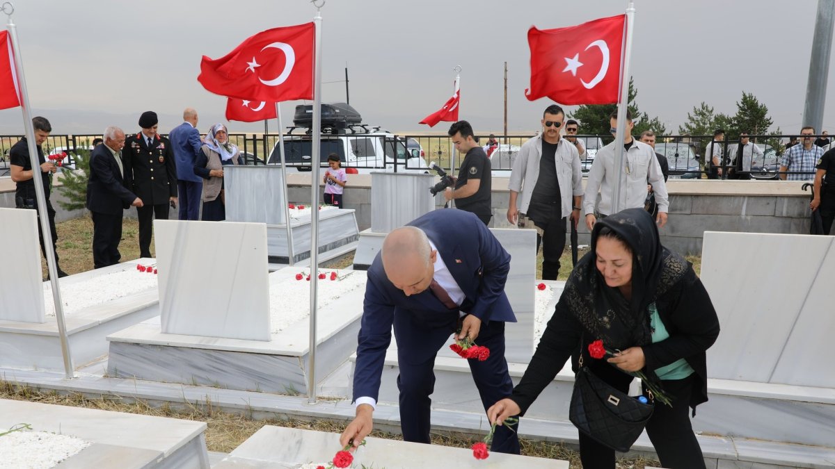 Ağrı Valisi Koç, 15 Temmuz'u mevlid, şehitlik ziyareti ve aile buluşmalarıyla anıyor