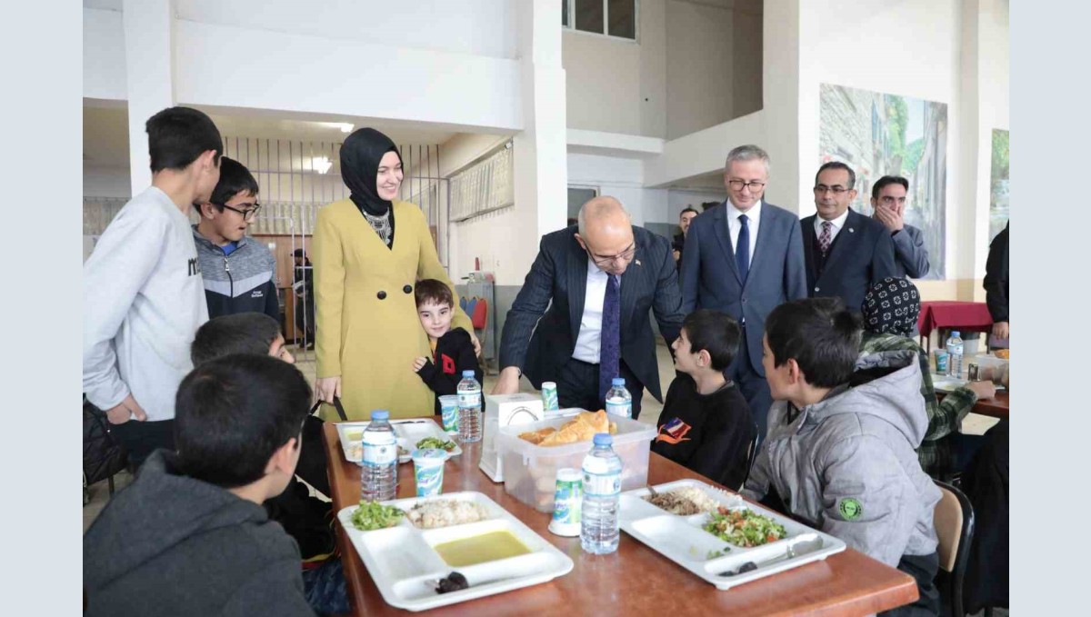 Ağrı Valisi Koç, Ozanlar YBO pansiyonundaki öğrencilerle iftarda bir araya geldi