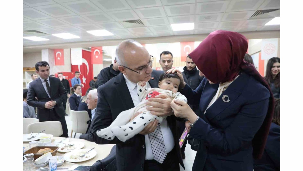 Ağrı Valisi Koç, şehit yakınları ve gazilerle iftarda buluştu