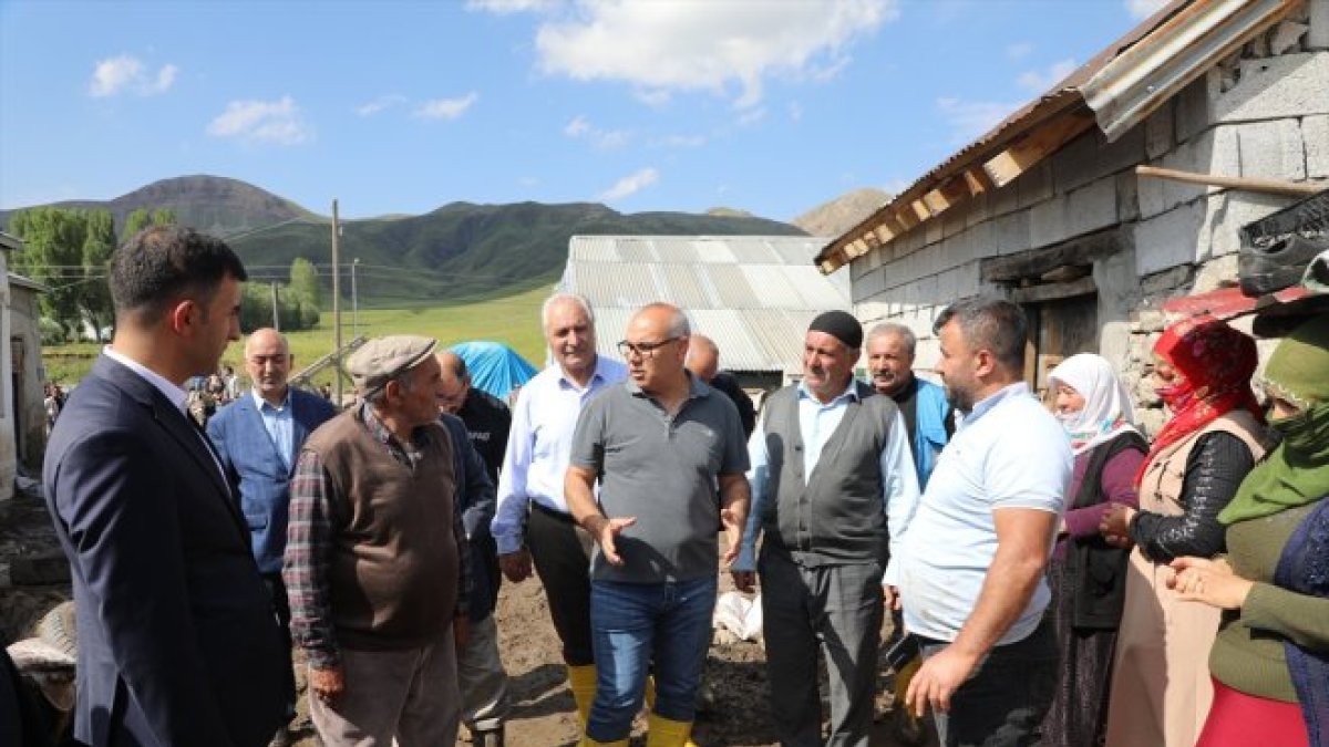 Ağrı Valisi Koç, selden etkilenen köyde incelemelerde bulundu