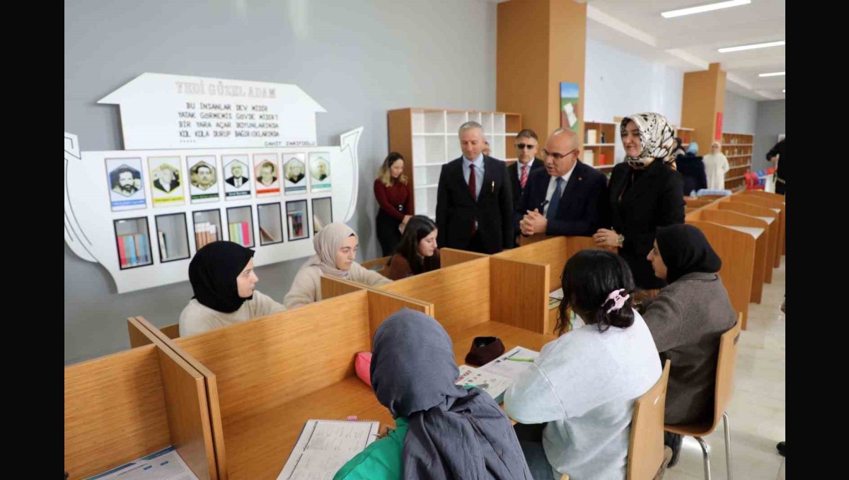 Ağrı Valisi Koç, üniversite sınavına hazırlanan öğrencilere destek oldu