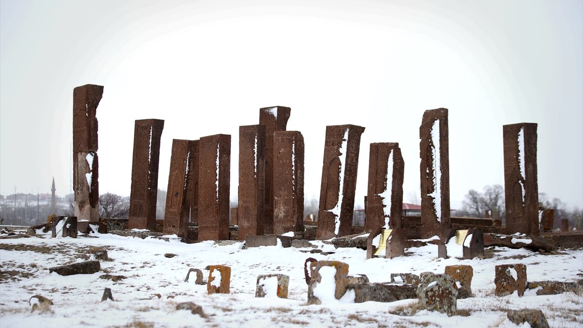 Ahlat'taki Selçuklu Meydan Mezarlığı, beyaz örtüsüyle de büyülüyor