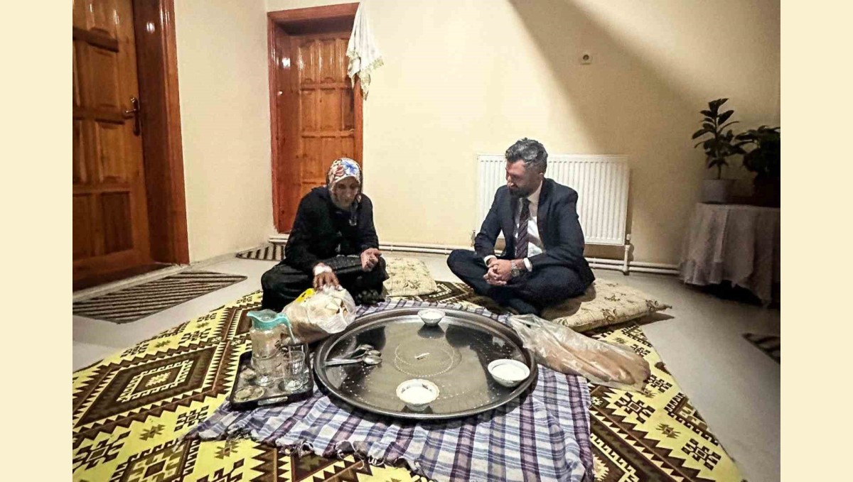 AK Parti Ağrı İl Başkanı Yıldız, yalnız yaşayan Halime Kızılkurt ile iftar yaptı