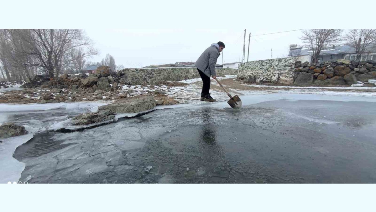 Akyaka'da çiftçiler donmuş derenin buzunu kırarak hayvanlarına su sağlıyor