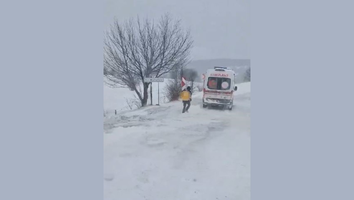 Ambulansa yol açan iş makinesi kara saplandı