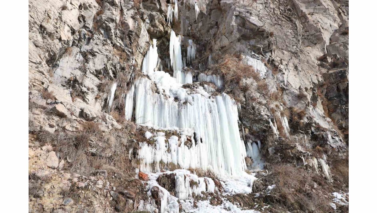 Ardahan'da hava buz kesti, şelale dondu