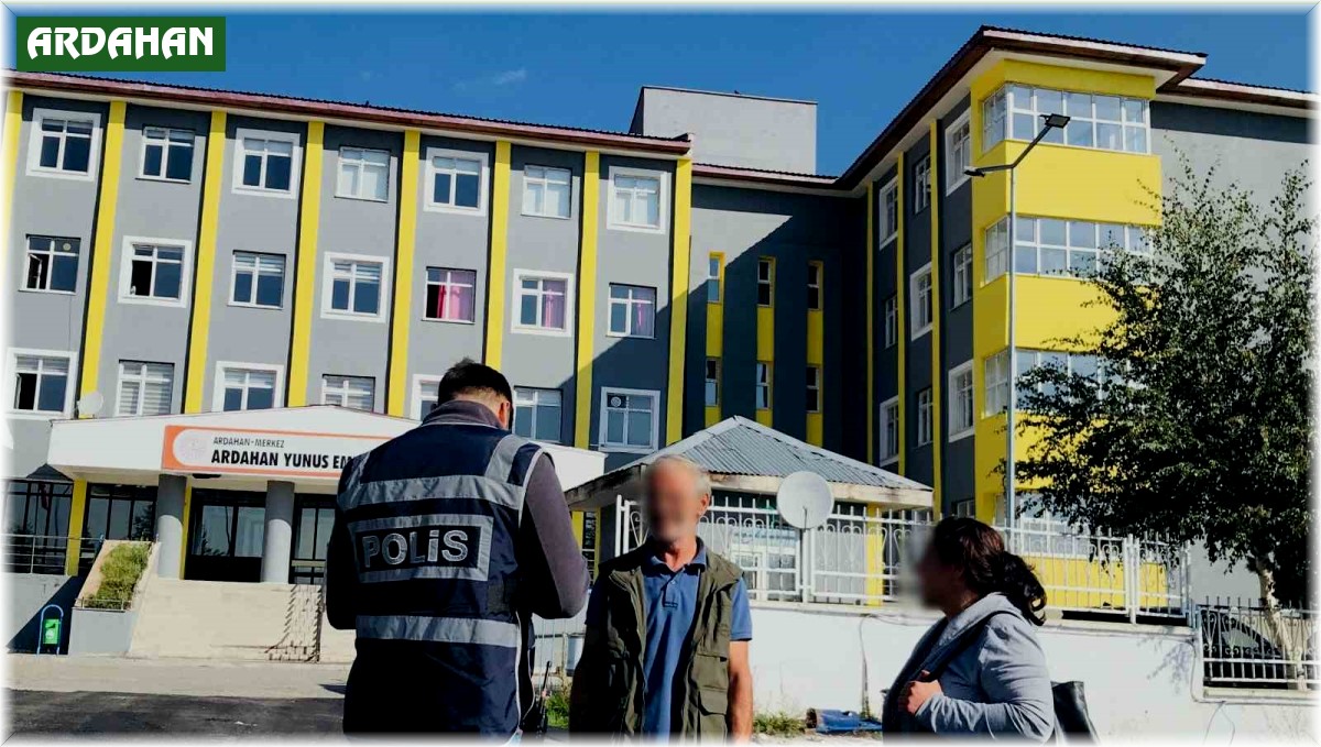 Ardahan'da Polis okul çevrelerinde göz açtırmıyor