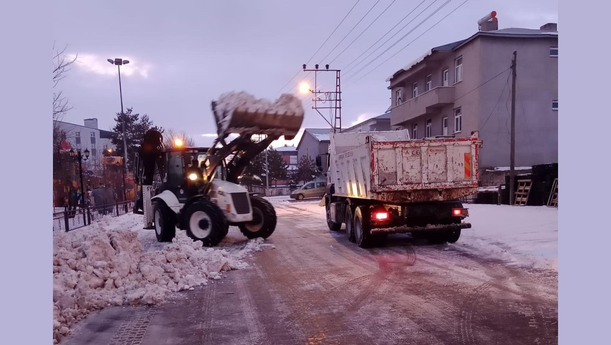 Arpaçay Belediyesi'nden kar temizliği