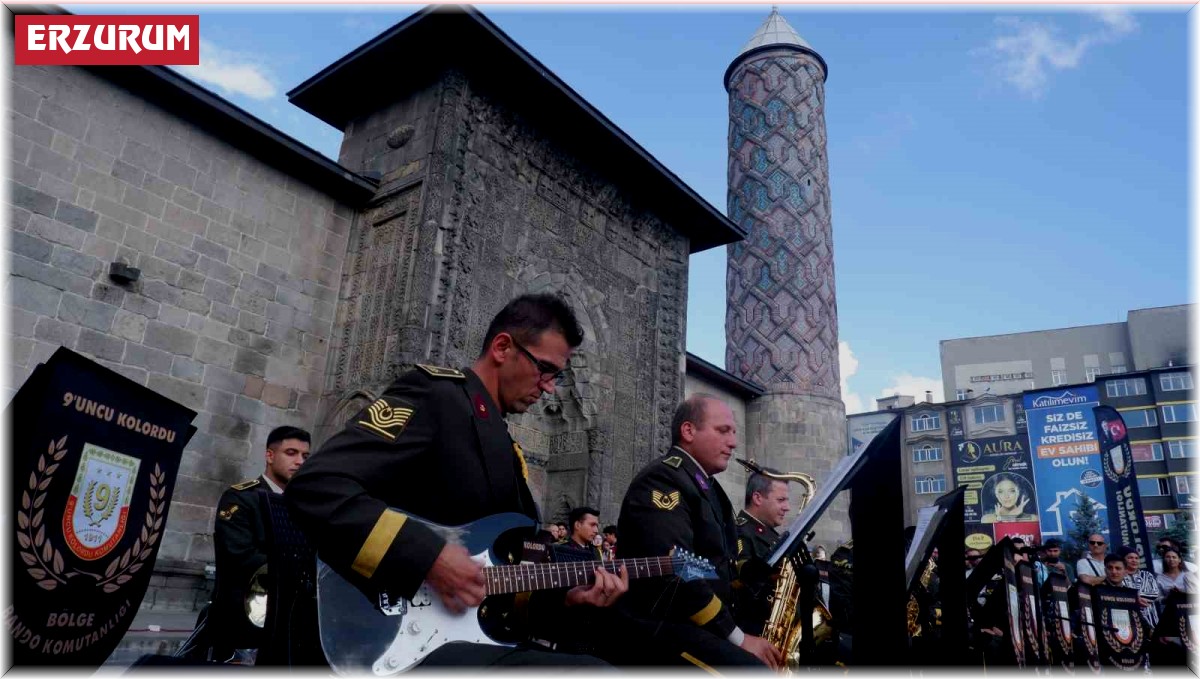 Askeri bando Erzurum'da coşturdu