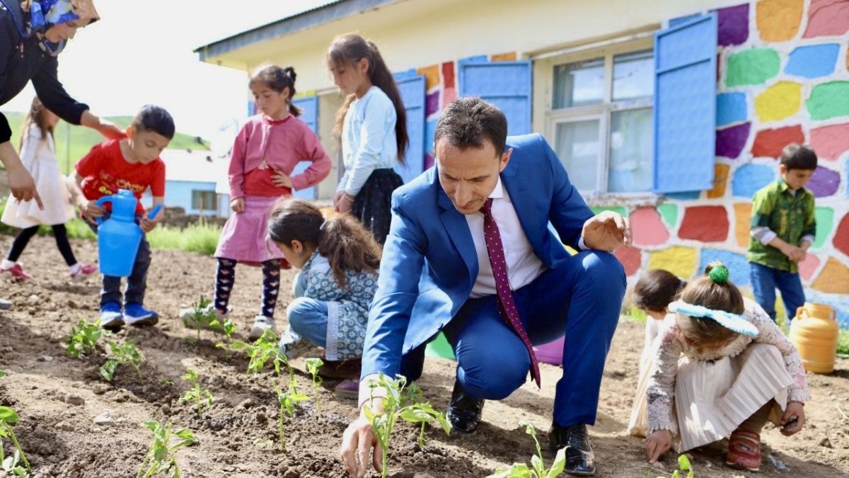 Atıl alanı organik tarım alanına çeviren fedakar öğretmen, ürünlerin geliriyle öğrencilerin eğitim ihtiyaçlarını karşılıyor