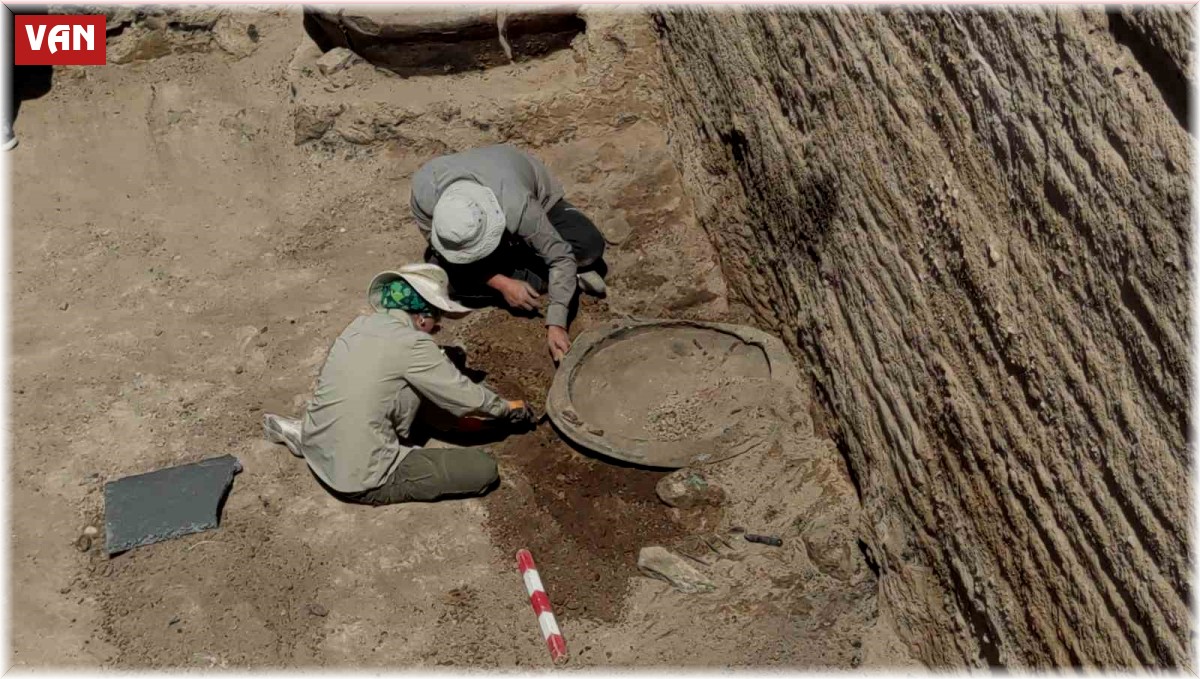 Ayanis Kalesi'nde 2 bin 700 yıllık 3 adet bronz kalkan bulundu