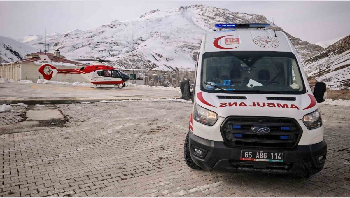 Bahçesaray'da 65 yaşındaki hasta helikopter ambulansla Van'a sevk edildi