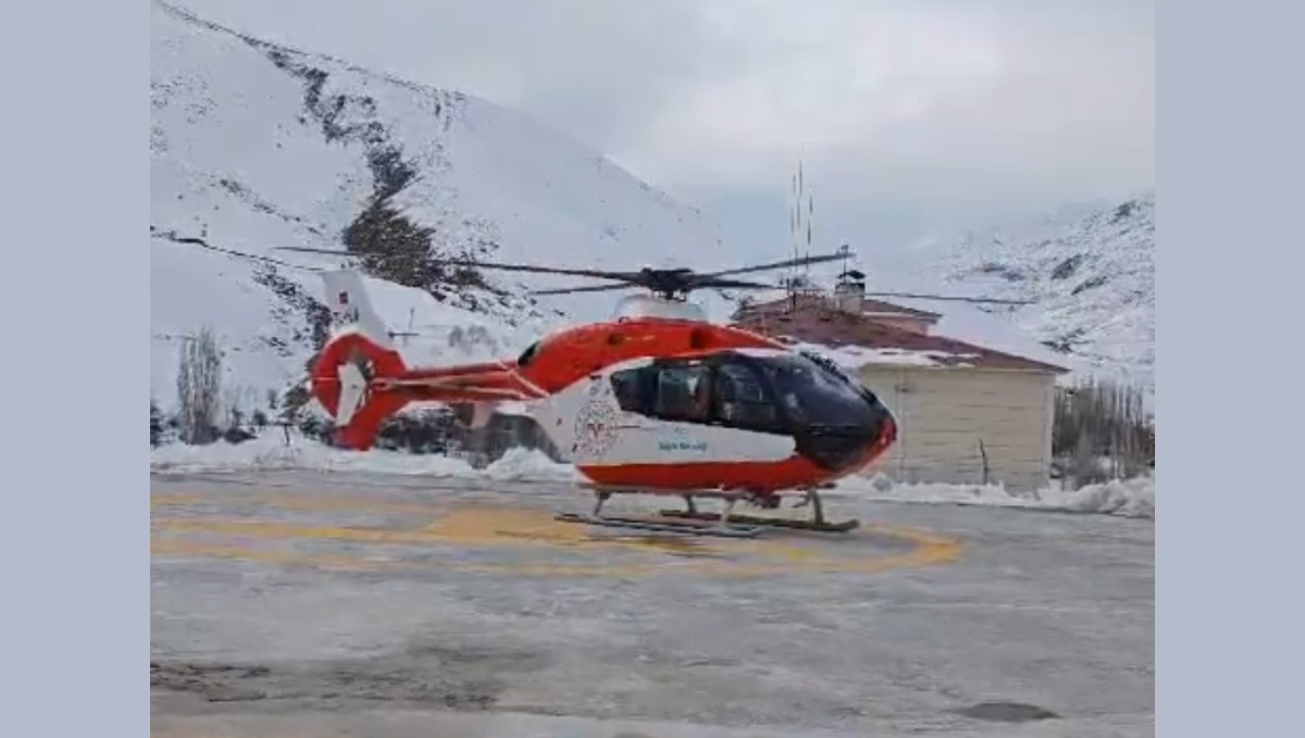 Bahçesaray'da hamile kadın helikopter ambulansla Van'a sevk edildi