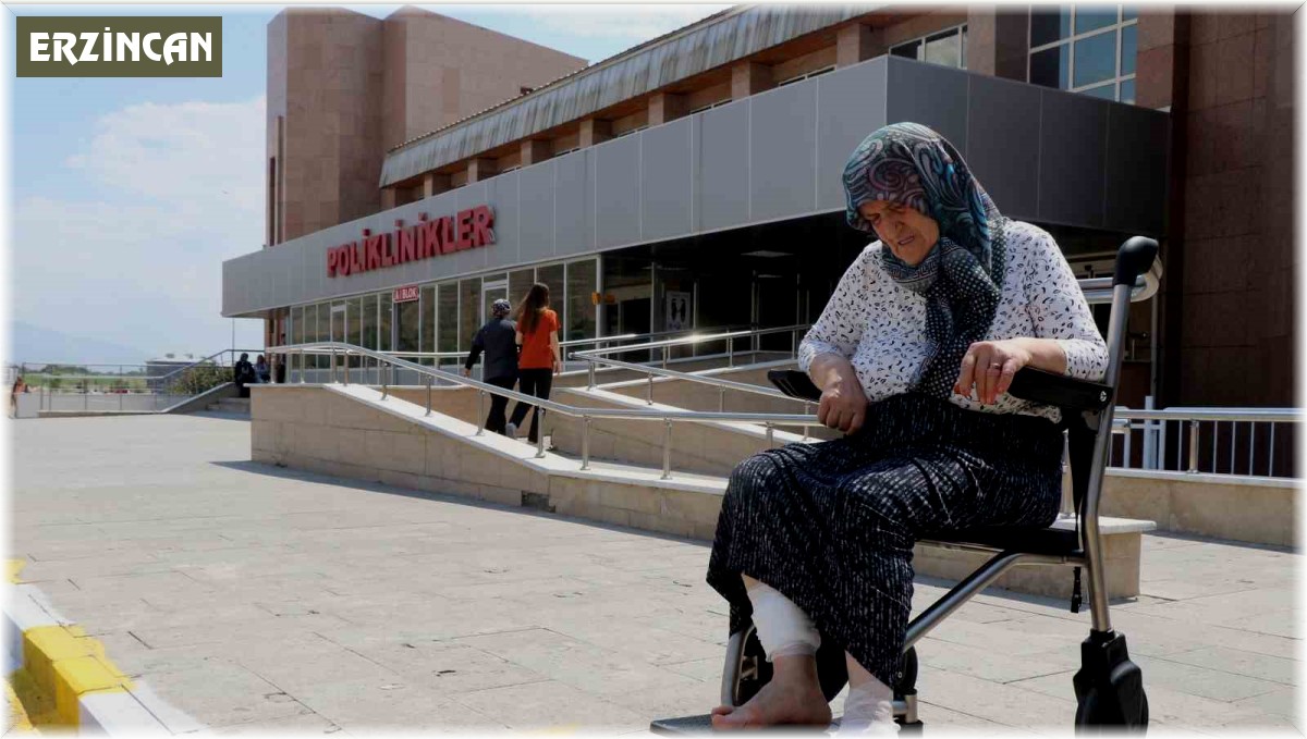 Başıboş köpeklerin saldırısına uğrayıp yaralanan kadın dehşet anlarını anlattı