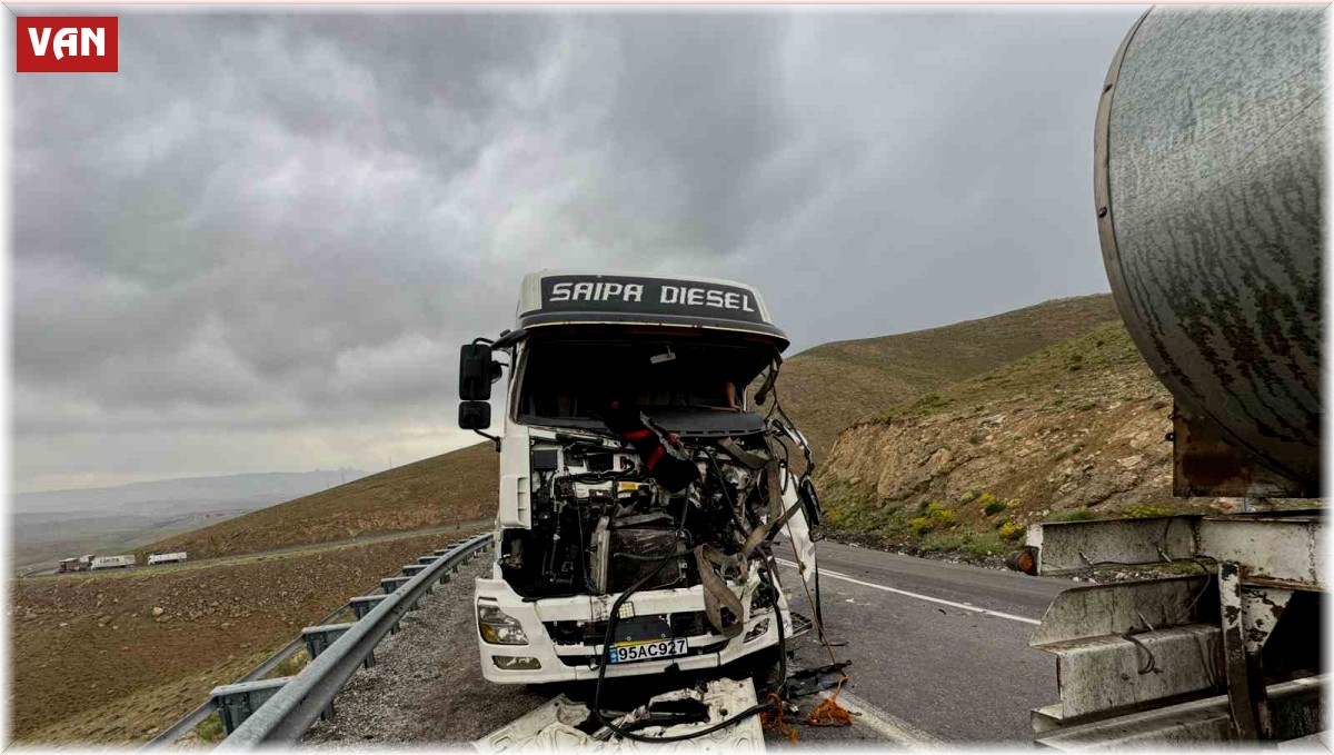 Başkale'de 2 tır kafa kafaya çarpıştı: 2 yaralı