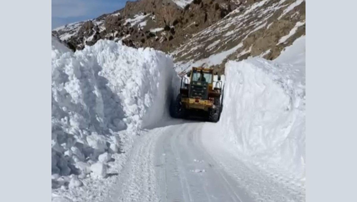 Başkale'de kar yağışı: 50 yerleşim yerinin yolu ulaşıma kapandı