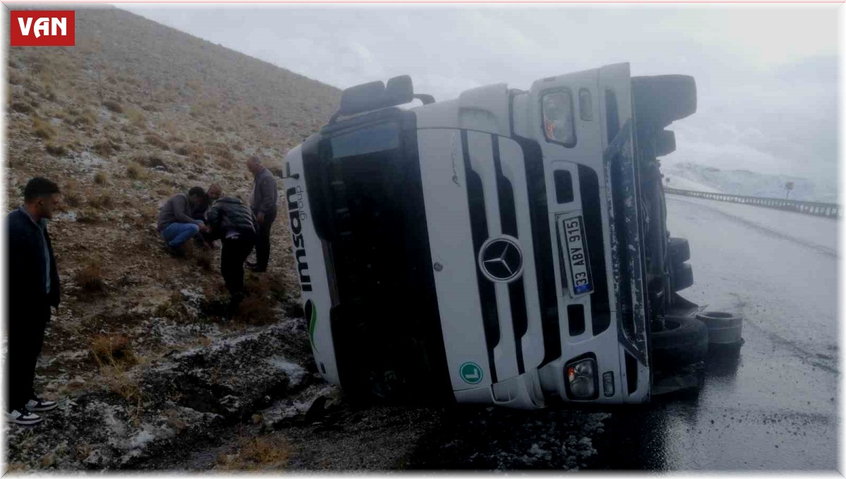 Başkale yolunda tır devrildi: 1 yaralı