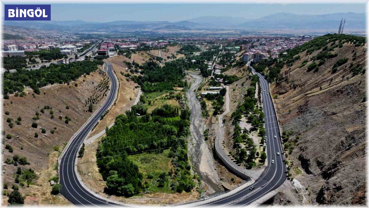 Bingöl Belediyesi yolları kendi ürettiği asfaltla yeniliyor