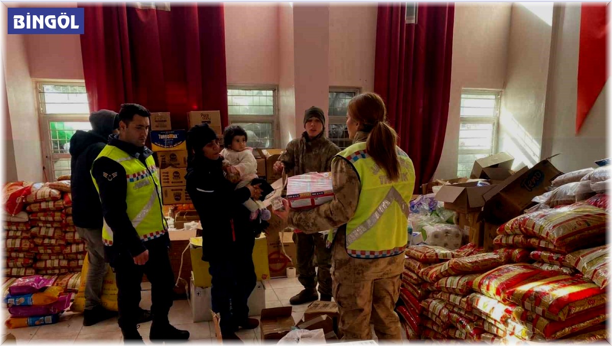 Bingöl'de jandarma ekiplerinin topladığı yardımlar, depremzedelere gönderildi