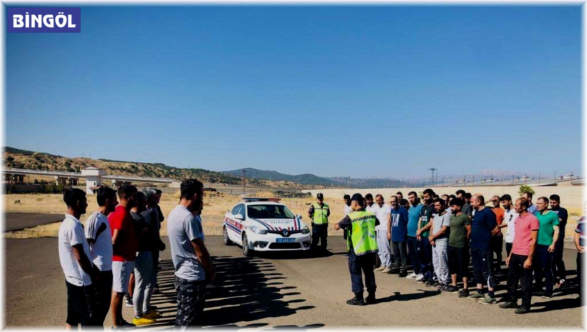 Bingöl'de jandarma trafik kuralları hakkında vatandaşları bilgilendirdi