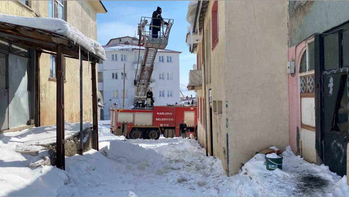 Bingöl'de tehlike oluşturan buz sarkıtları itfaiye ekipleri tarafından temizlendi