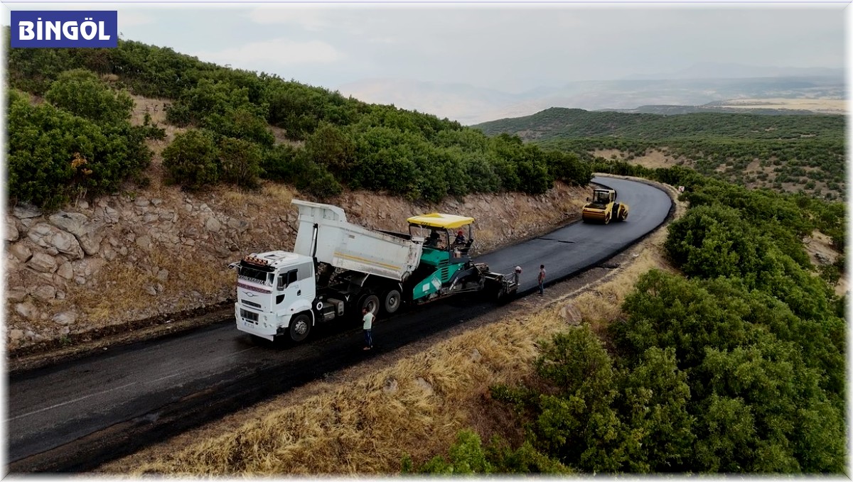 Bingöl köy yollarında asfalt çalışmaları sürüyor