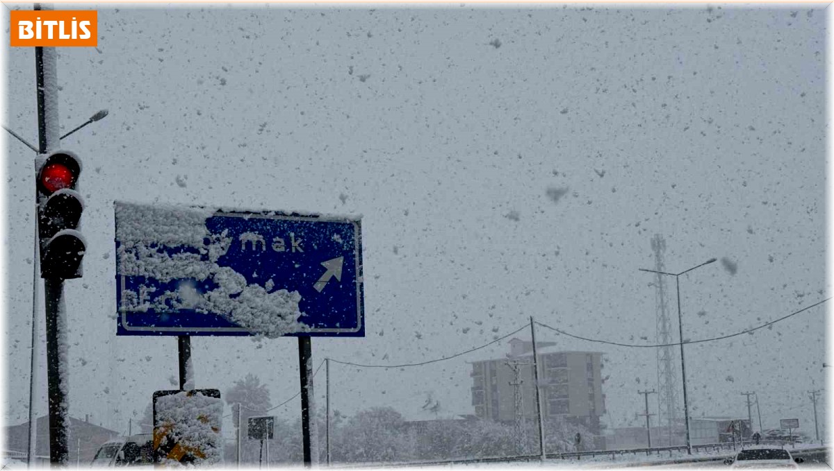 Bitlis'e mevsimin ilk karı yağdı