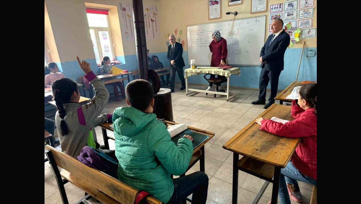 Bitlis İl Milli Eğitim Müdürü, köy okullarını ziyaret etti