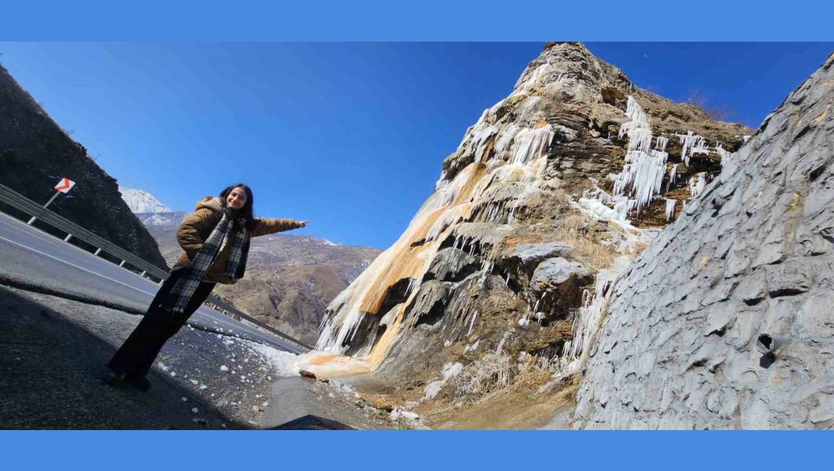 Bitlis'in simgelerinden 'Deliklitaş' buzla kaplandı