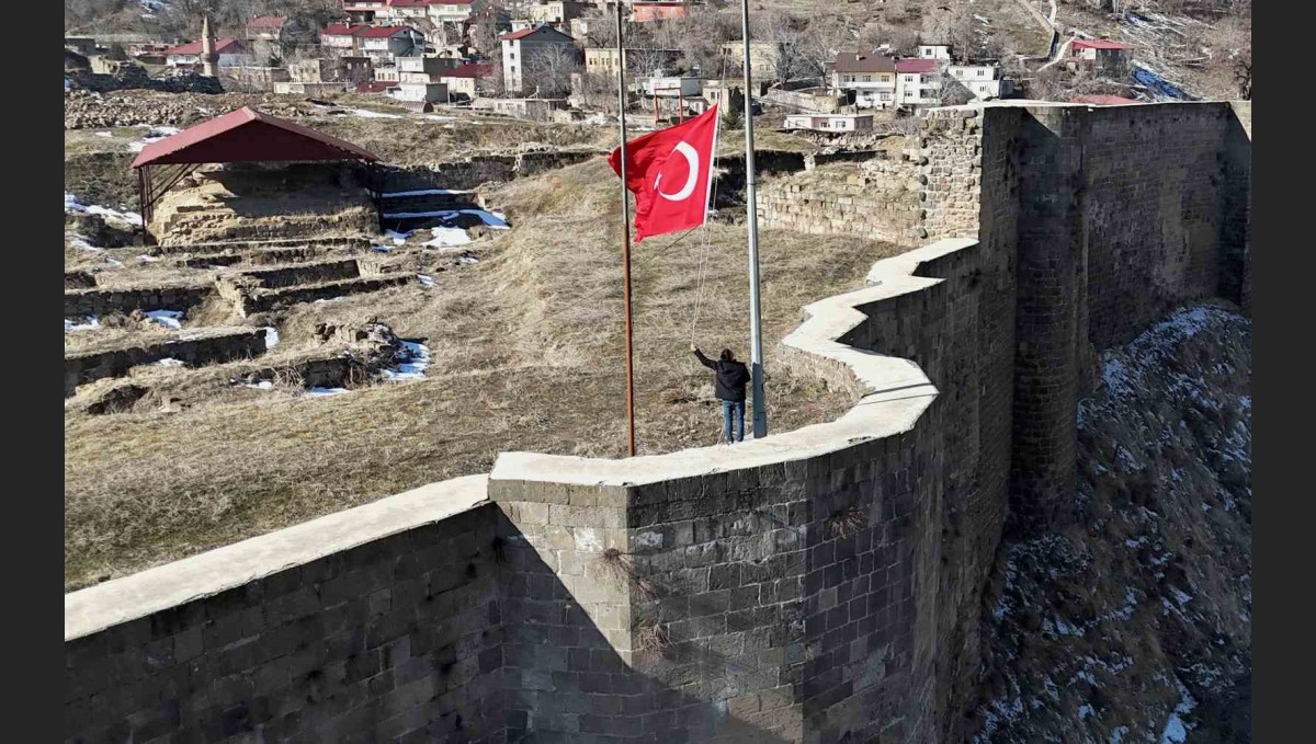 Bitlis Kalesi'nde bayrak yarıya indirildi