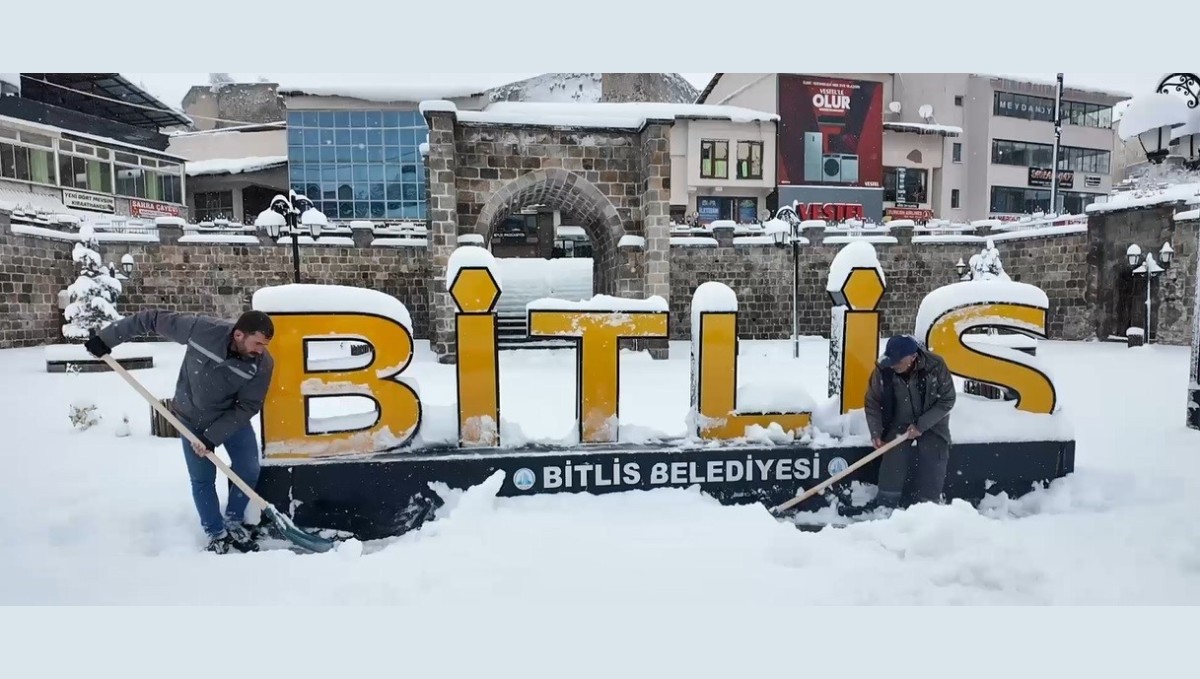 Bitlis'te 300 köy yolu ulaşıma kapandı