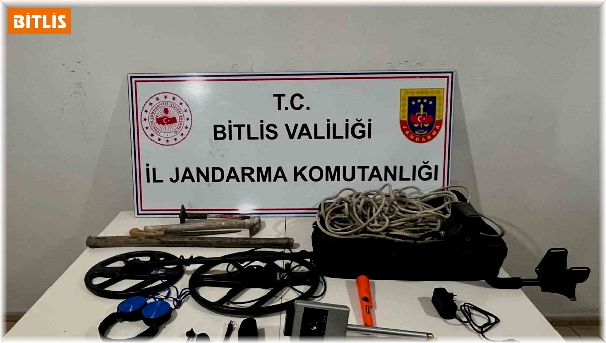 Bitlis'te arkeolojik sit alanında kaçak kazı yapan 9 kişi suçüstü yakalandı