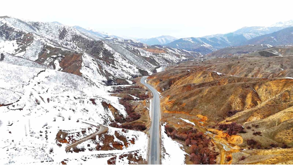 Bitlis'te dağların bir yanı kar, bir yanı bahar